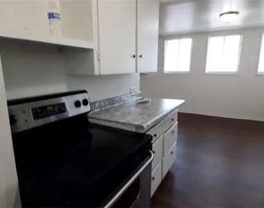 180 N Jones Street - Photo Thumbnail 2