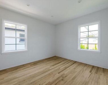 11683 Chandler Boulevard - Photo Thumbnail 14