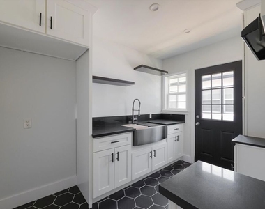 11683 Chandler Boulevard - Photo Thumbnail 7