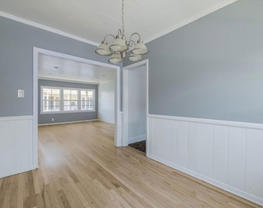 11683 Chandler Boulevard - Photo Thumbnail 5