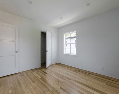 11683 Chandler Boulevard - Photo Thumbnail 13