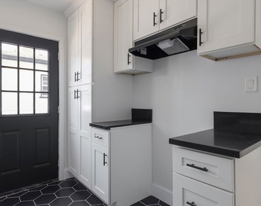 11683 Chandler Boulevard - Photo Thumbnail 9