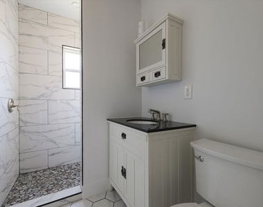 11683 Chandler Boulevard - Photo Thumbnail 15