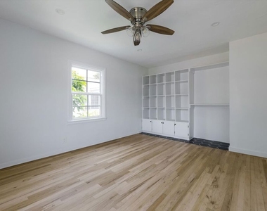 11683 Chandler Boulevard - Photo Thumbnail 16