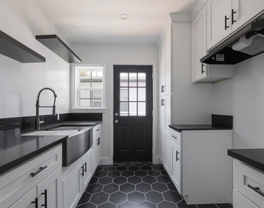 11683 Chandler Boulevard - Photo Thumbnail 10
