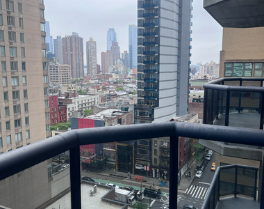 W 48th St - Photo Thumbnail 9