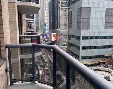 W 48th St - Photo Thumbnail 3