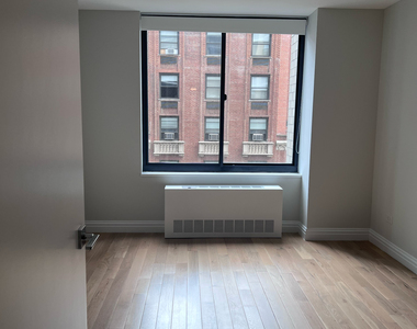 W 48th St - Photo Thumbnail 4