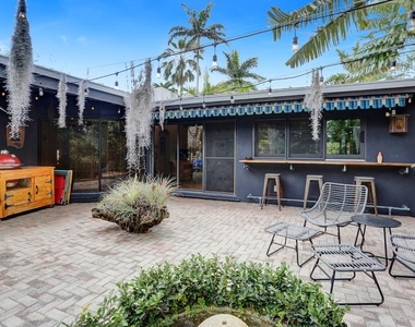 1613 Sw 5th Court - Photo Thumbnail 7