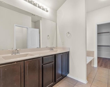 1729 Park Trails Boulevard - Photo Thumbnail 14