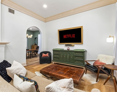 110 E Craig Pl - Photo Thumbnail 4