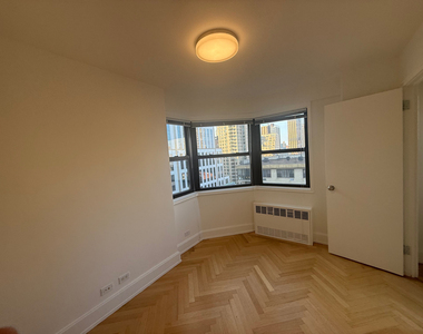 420 East 79th Street - Photo Thumbnail 4