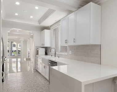 11952 Montana Avenue - Photo Thumbnail 6