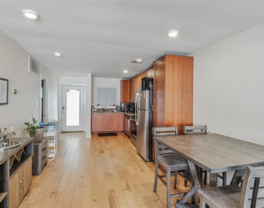 909 Reinli St - Photo Thumbnail 6