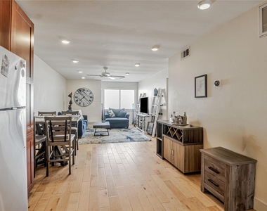909 Reinli St - Photo Thumbnail 4