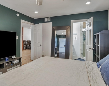 909 Reinli St - Photo Thumbnail 9