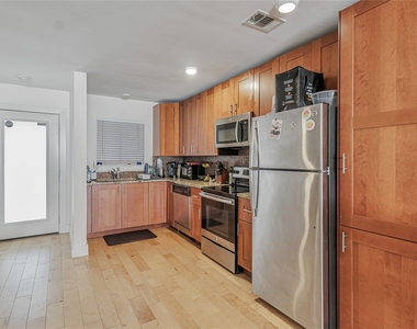 909 Reinli St - Photo Thumbnail 3