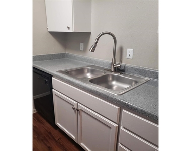 1212 Hampshire Ln - Photo Thumbnail 14