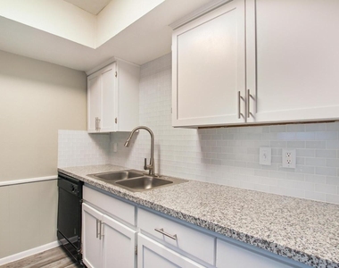 1212 Hampshire Ln - Photo Thumbnail 5