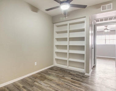 1212 Hampshire Ln - Photo Thumbnail 10