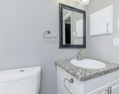 1212 Hampshire Ln - Photo Thumbnail 20