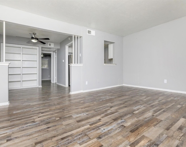 1212 Hampshire Ln - Photo Thumbnail 13