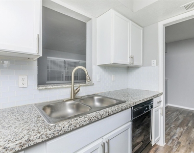 1212 Hampshire Ln - Photo Thumbnail 15