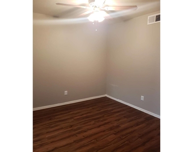 1212 Hampshire Ln - Photo Thumbnail 12
