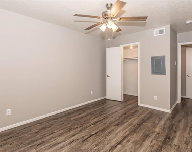 1212 Hampshire Ln - Photo Thumbnail 32
