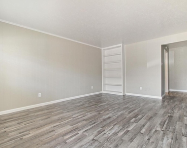 1212 Hampshire Ln - Photo Thumbnail 8