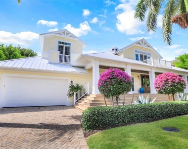 154 4th Avenue N - Photo Thumbnail 3