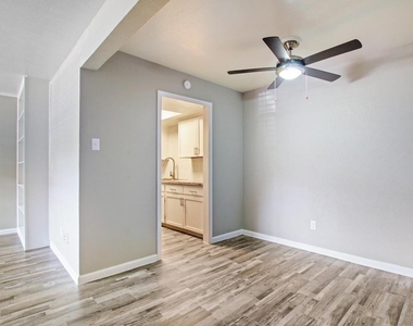 1212 Hampshire Ln - Photo Thumbnail 6