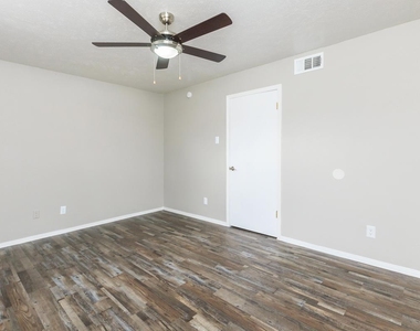 1212 Hampshire Ln - Photo Thumbnail 25