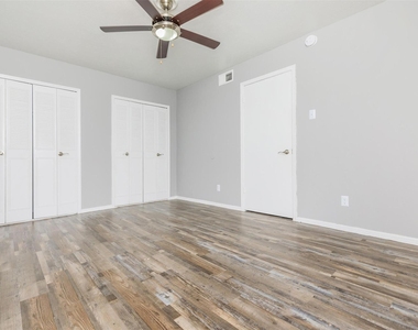 1212 Hampshire Ln - Photo Thumbnail 18