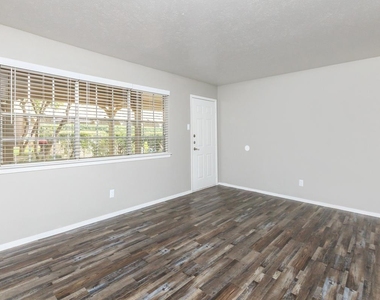 1212 Hampshire Ln - Photo Thumbnail 22