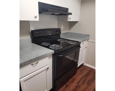 1212 Hampshire Ln - Photo Thumbnail 13