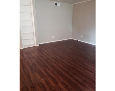 1212 Hampshire Ln - Photo Thumbnail 11