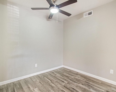 1212 Hampshire Ln - Photo Thumbnail 7