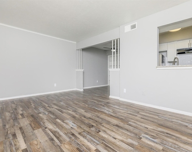1212 Hampshire Ln - Photo Thumbnail 11
