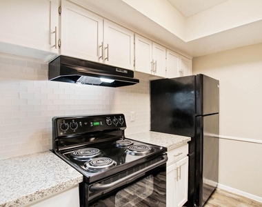 1212 Hampshire Ln - Photo Thumbnail 3