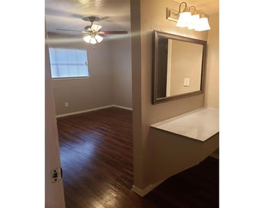 1212 Hampshire Ln - Photo Thumbnail 16
