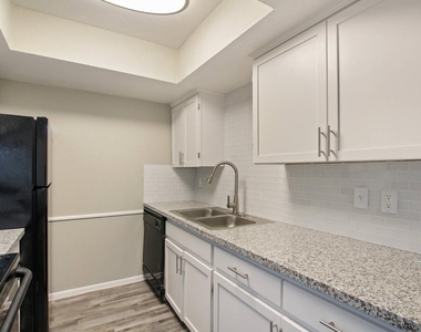 1212 Hampshire Ln - Photo Thumbnail 4
