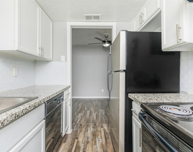 1212 Hampshire Ln - Photo Thumbnail 14