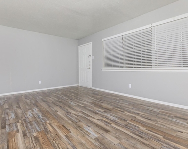 1212 Hampshire Ln - Photo Thumbnail 12