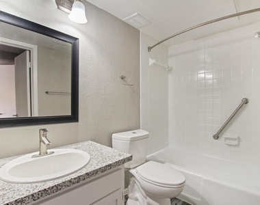 1212 Hampshire Ln - Photo Thumbnail 9