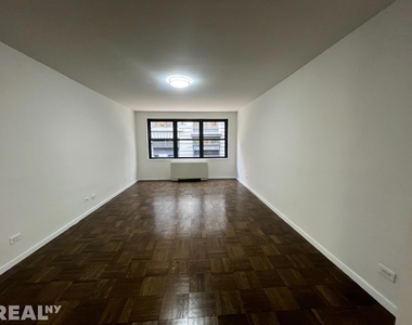 E 16th St - Photo Thumbnail 1