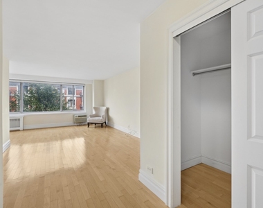 400 Central Park West - Photo Thumbnail 3