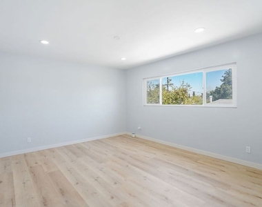 719 E 79th Street - Photo Thumbnail 1