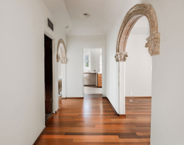 1302 Sweetzer Avenue - Photo Thumbnail 3