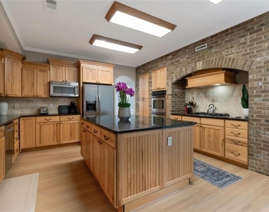 100 Hardwood Lane - Photo Thumbnail 10